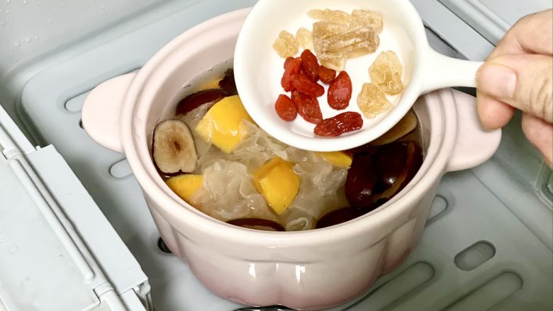 红薯也可以高大上——红薯银耳莲子羹+红薯布丁 ,最后5分钟加入冰糖和枸杞,待冰糖融化即可