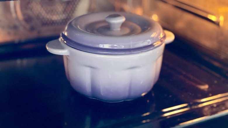 红薯也可以高大上——红薯银耳莲子羹+红薯布丁 ,烤箱预热180°,把炖盅放入烤箱,180°烤30分钟,最后8分钟打开盖子烤