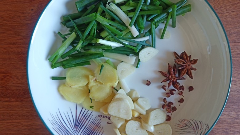 排骨土豆炖豆角,准备适量葱姜蒜<a style='color:red;display:inline-block;' href='/shicai/ 695'>八角</a>和<a style='color:red;display:inline-block;' href='/shicai/ 700'>花椒</a>。