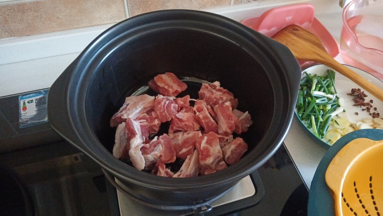 排骨土豆炖豆角,锅中加少许油,加入排骨煸炒。