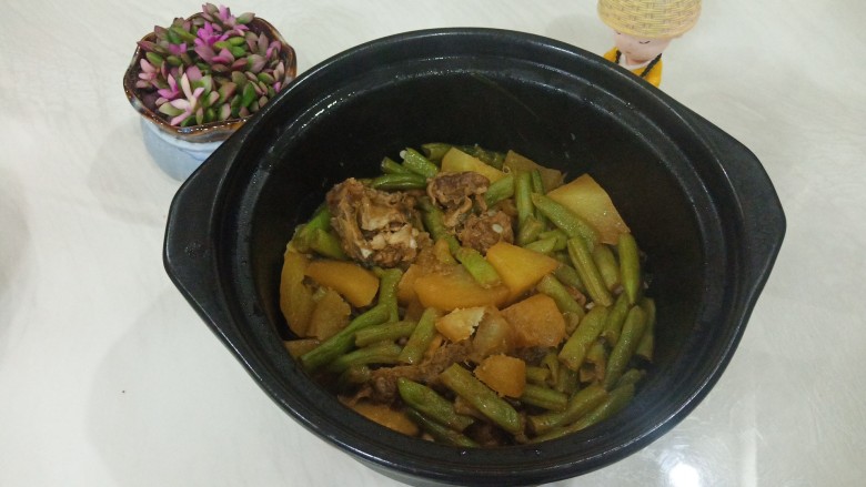 排骨土豆炖豆角,美味完成。