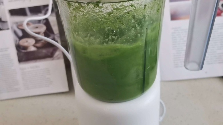 菠菜柳叶馒头,然后捞出菠菜,加入适量凉白开,打成菠菜汁