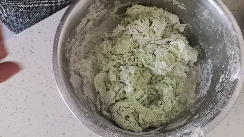 菠菜柳叶馒头,搅拌至絮状,再用手揉成光滑的面团