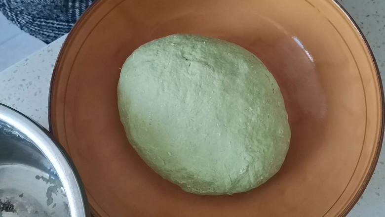 菠菜柳叶馒头,用手揉成光滑的面团,放在温暖的地方发酵2小时,冬天延长发酵时间,具体看面团的状态