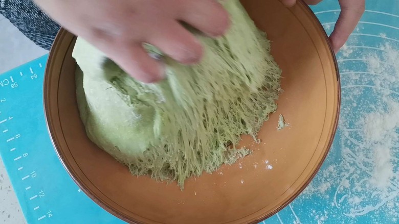 菠菜柳叶馒头,发酵至2倍大小,内部充满蜂窝组织