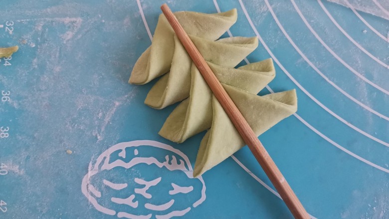 菠菜柳叶馒头,再把每一瓣的直角向弧线中间折,再依次用筷子压一下