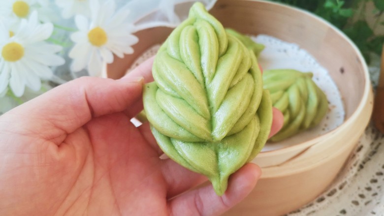 菠菜柳叶馒头,蓬松宣软,漂亮可爱的菠菜柳叶馒头就做好了