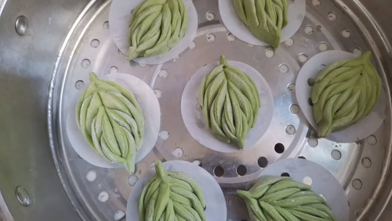 菠菜柳叶馒头,全部做好,二次发酵半小时,检查是否发酵好,看馒头明显变大用手轻轻按一下能快速回弹