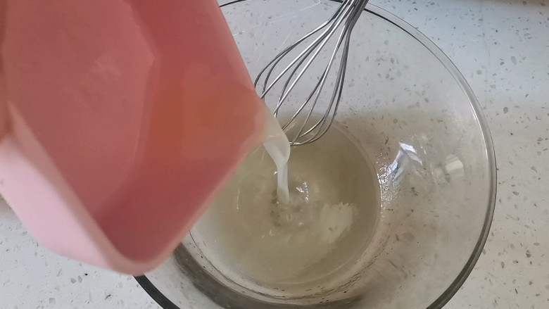 柠檬海绵蛋糕.,再加入16克柠檬汁(刚刚挤出来的柠檬汁)