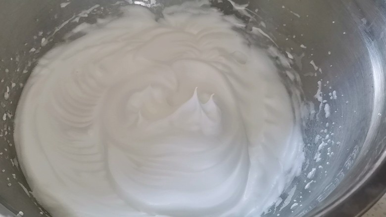 柠檬海绵蛋糕.,蛋白分三次加入细砂糖打发至干性发泡,有直立的小尖角