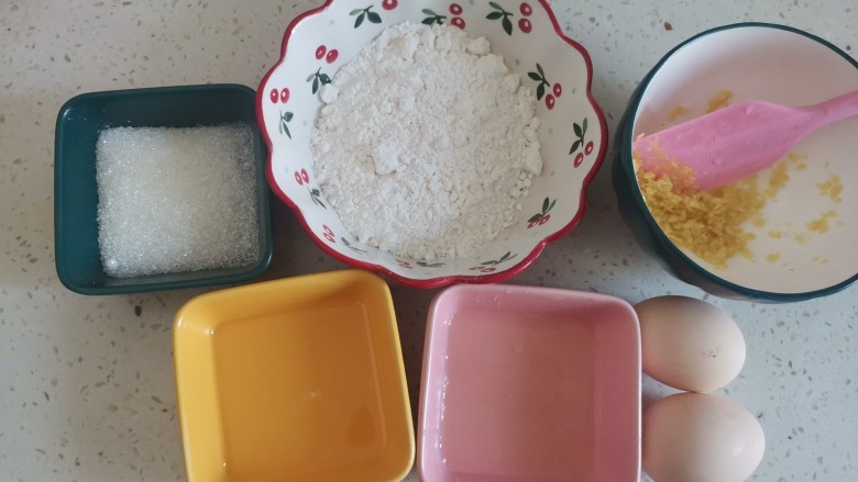 柠檬海绵蛋糕.,先把柠檬用盐搓洗干净,刮掉柠檬皮屑,加入少许糖腌制片刻,然后再挤出<a style='color:red;display:inline-block;' href='/shicai/ 919'>柠檬汁</a>备用