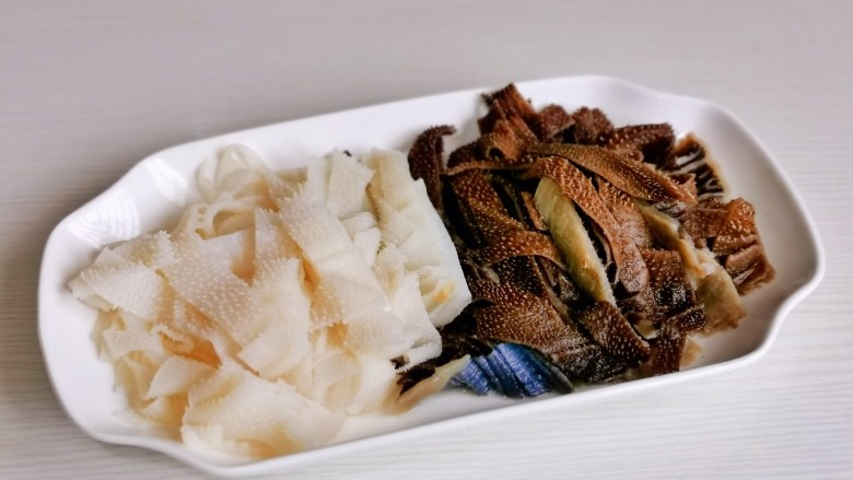 酸菜海鲜锅,牛百叶,毛肚清洗干净切条。