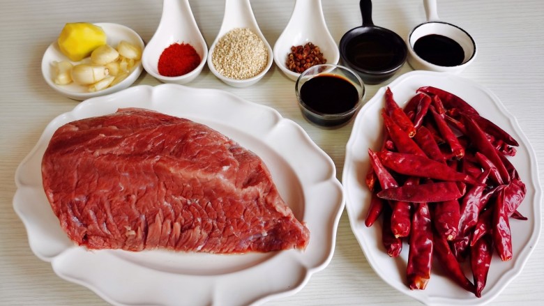 青椒爆炒牛里脊,准备食材,牛肉泡冷水,把血水泡出。