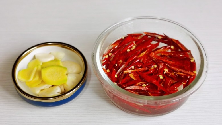 青椒爆炒牛里脊,<a style='color:red;display:inline-block;' href='/shicai/ 37'>姜</a>蒜去皮切好,辣椒剪丝泡5分钟冷水。