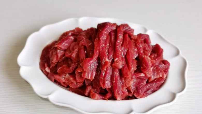 青椒爆炒牛里脊,牛肉切条状,粗细根据自己喜欢来即可。