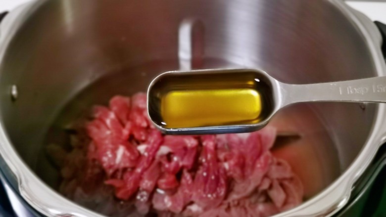 青椒爆炒牛里脊,牛肉冷水下锅,加入<a style='color:red;display:inline-block;' href='/shicai/ 718'>料酒</a>。盖上盖子焯水3分钟,捞出洗净沥干水分。