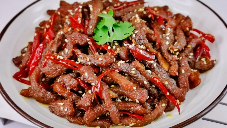 青椒爆炒牛里脊,装盘即可食用,冷热都好吃,香辣入味,好吃过瘾。
