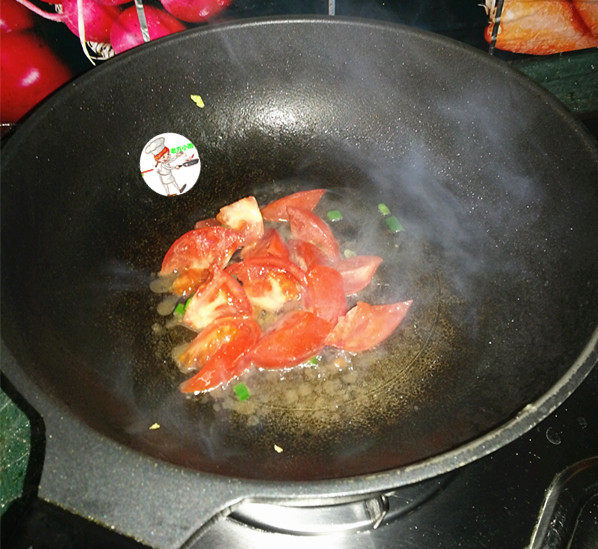 驱寒汤,重新倒油,下入葱末爆香,放入<a style='color:red;display:inline-block;' href='/shicai/ 59'>番茄</a>