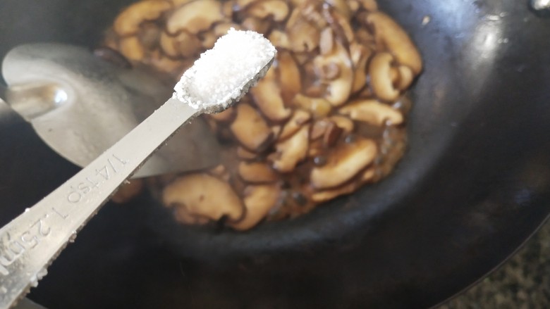 蘑菇炒肉片,等蘑菇出水时放入盐调味,略炒一下