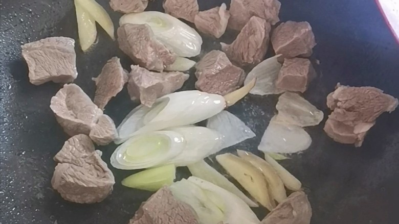 胡萝卜山药羊肉汤,起锅烧油,下入葱姜炒香,再下入羊肉翻炒片刻