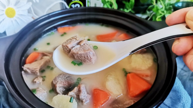 胡萝卜山药羊肉汤,然后撒上葱花,味道鲜美的胡萝卜,山药羊肉汤就做好了
