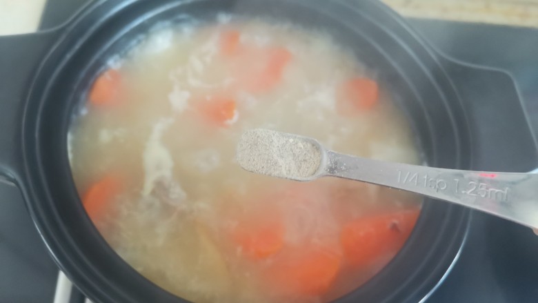 胡萝卜山药羊肉汤,炖至山药胡萝卜软烂汤变白色,加入一小勺<a style='color:red;display:inline-block;' href='/shicai/ 134296'>白胡椒粉</a>和少许盐调味