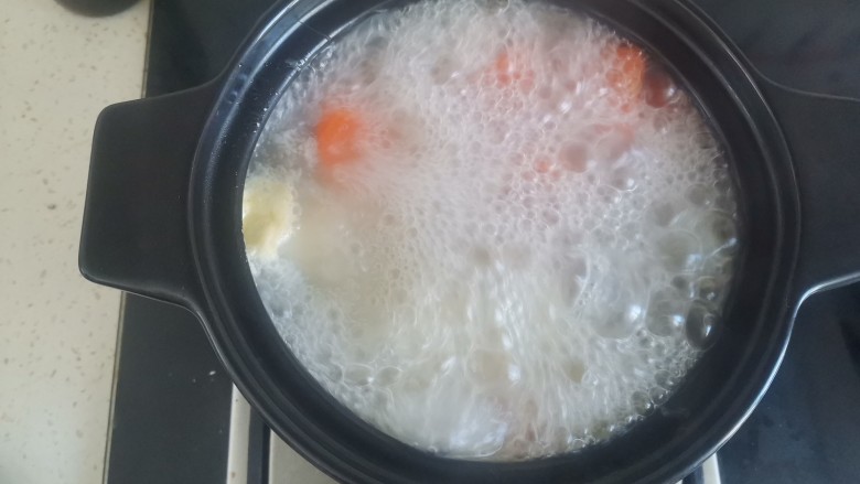 胡萝卜山药羊肉汤,转入砂锅中加入山药和胡萝卜,转小火炖一小时