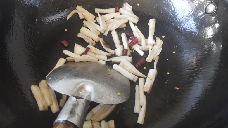 青椒爆炒牛里脊,洗锅,锅里放一丁点油,放入杏鲍菇炒出水分加入一个红辣椒加少许盐再炒一下