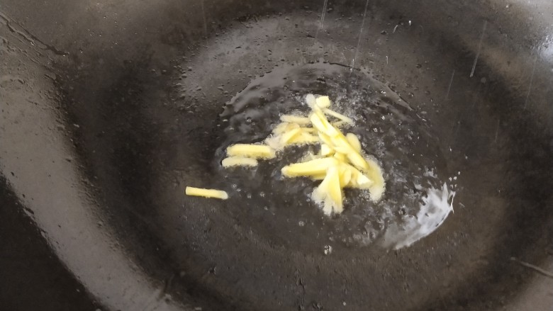 青椒爆炒牛里脊,洗锅放油,放入姜丝炒香