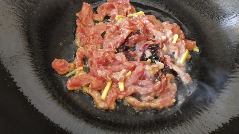 青椒爆炒牛里脊,放入牛里脊爆炒一下,放入少许老抽调色