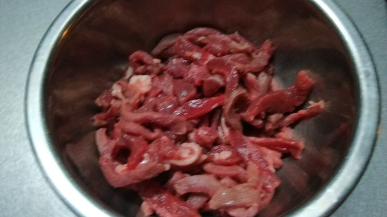 青椒爆炒牛里脊,放入盆中加入<a style='color:red;display:inline-block;' href='/shicai/ 718'>料酒</a>,盐,抓均匀淹制入味儿