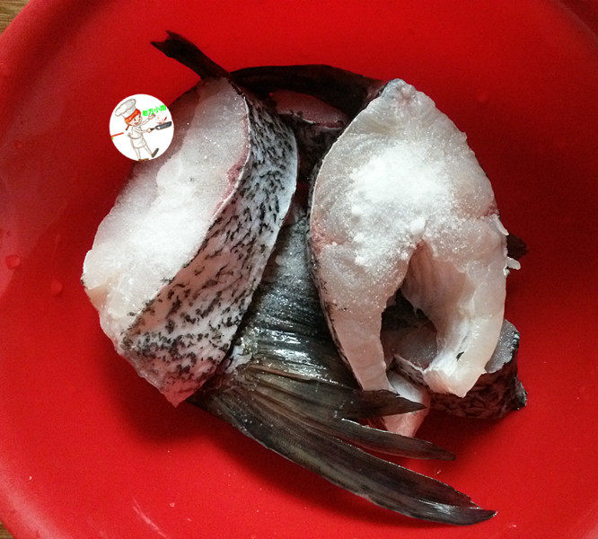 椒香鱼块,将鱼块放入盆中,加入<a style='color:red;display:inline-block;' href='/shicai/ 718'>料酒</a>和食盐搓匀,腌制2个小时以上,再冲洗干净