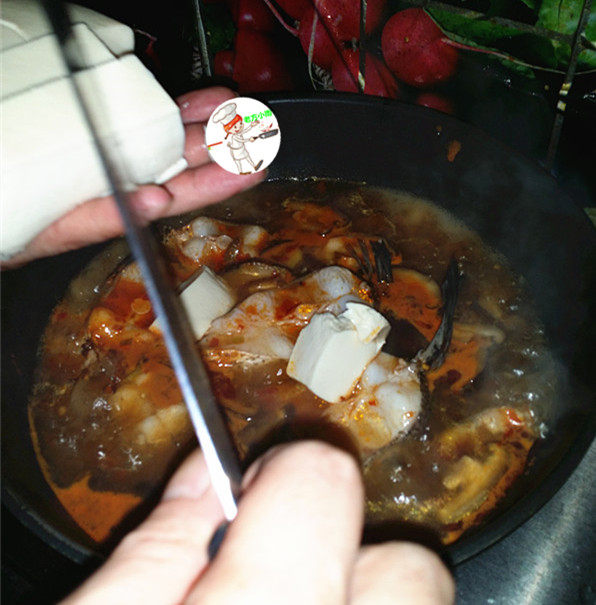 椒香鱼块,保持沸腾状态,将<a style='color:red;display:inline-block;' href='/shicai/ 465'>豆腐</a>切块放入锅中,再煮三五分钟
