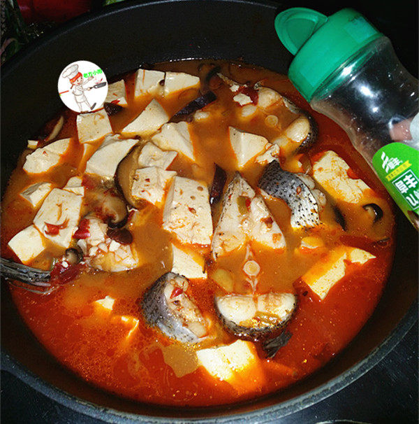 椒香鱼块,炖至豆腐浮,加少许<a style='color:red;display:inline-block;' href='/shicai/ 717'>味精</a>提鲜,出锅装盘