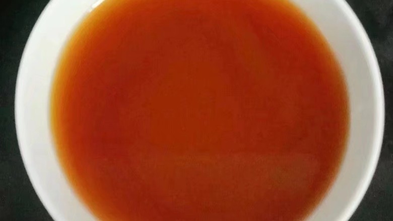 椒香鱼块,碗中加入一勺<a style='color:red;display:inline-block;' href='/shicai/ 788'>生抽</a>和淀粉,适量清水搅拌均匀