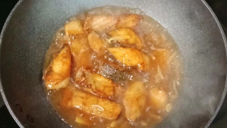 椒香鱼块,放入煎好的鱼块,煮至汤汁浓稠渐少