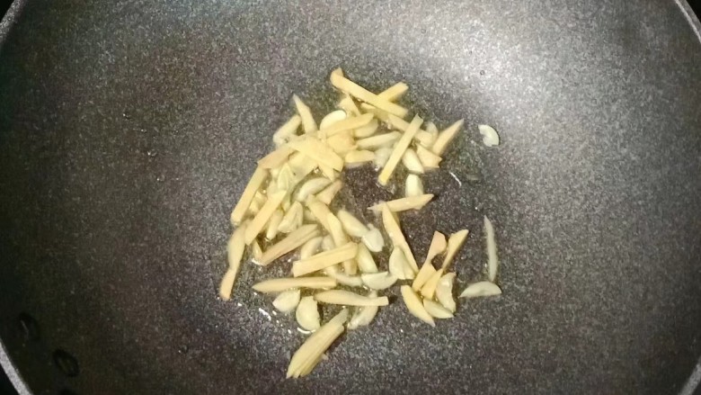 椒香鱼块,热锅下油,放入姜蒜爆香