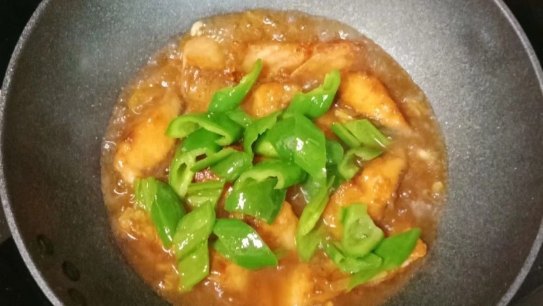 椒香鱼块,最后放入青椒,拌匀即可出锅