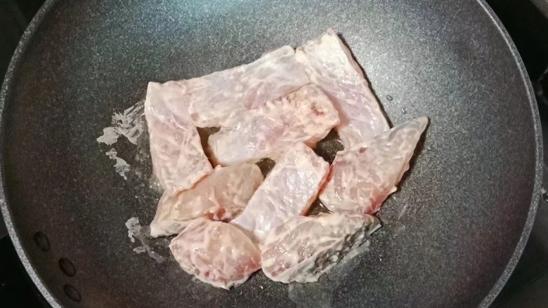 椒香鱼块,热锅下油,油热时放入鱼块