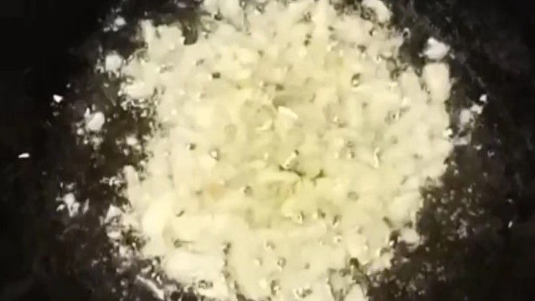香菇酿肉(炖),热锅下油,放入蒜末爆香