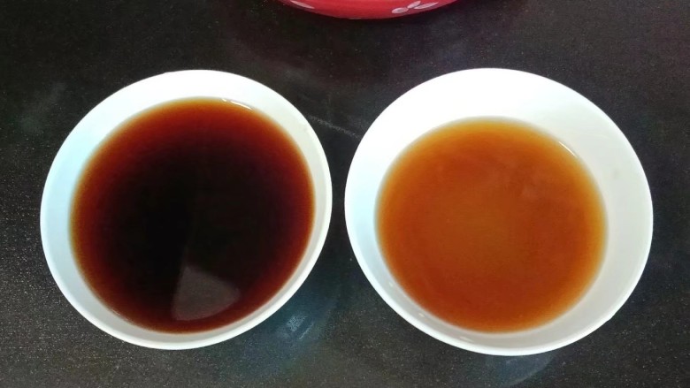 香菇酿肉(炖),取一个碗放入蚝油、<a style='color:red;display:inline-block;' href='/shicai/ 762'>老抽</a>,加入适量清水搅拌均匀,另一个碗放入生抽、淀粉,适量清水搅