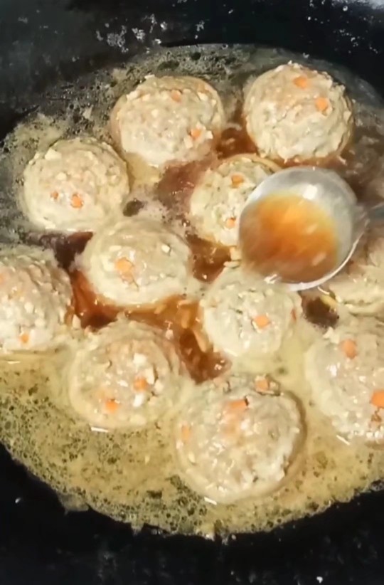 香菇酿肉(炖),中途用勺子把汤汁浇在香菇肉上,待汤汁变少时把香菇盛出盘中