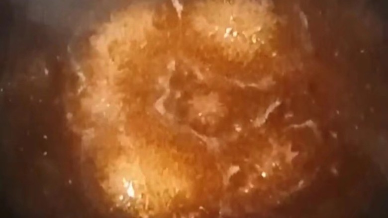 香菇酿肉(炖),把调好的淀粉水倒入锅中,与锅内的汤汁一同煮至粘稠