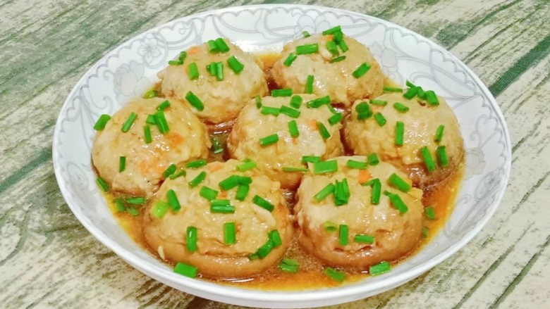 香菇酿肉(炖),浇在香菇肉上,撒入<a style='color:red;display:inline-block;' href='/shicai/ 3250'>葱</a>花即可