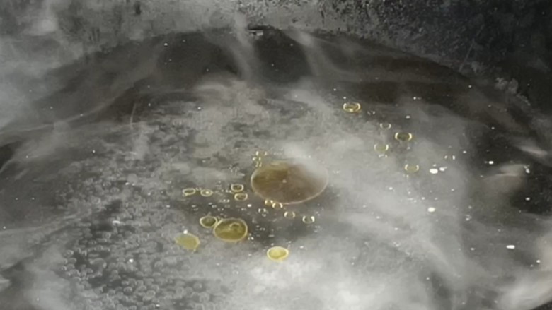 酸辣土豆丝,起锅烧开水,加盐和油