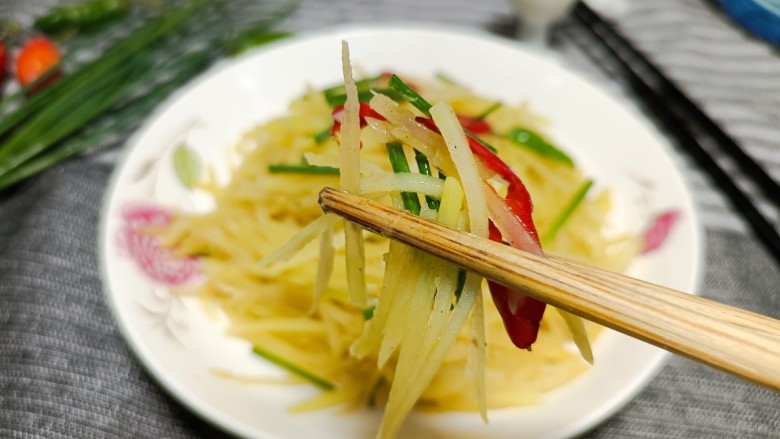 酸辣土豆丝,上桌即可食用