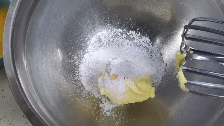 奶香杏仁酥,然后,黄油里加入糖粉