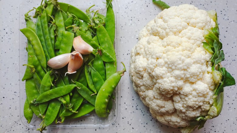 荷兰豆炒花菜,首先我们准备好所有食材