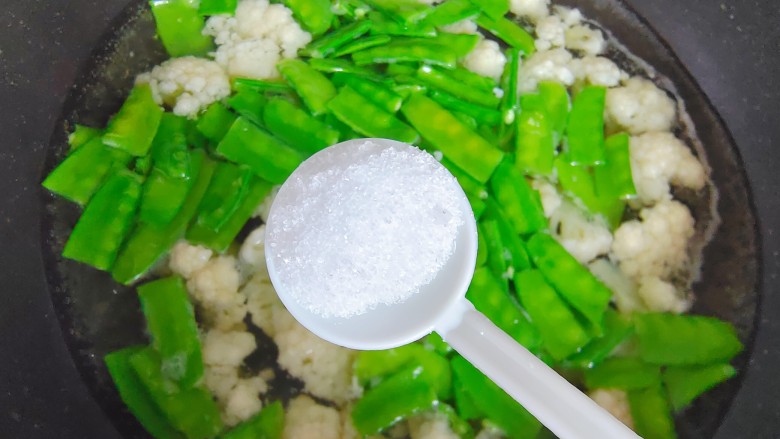 荷兰豆炒花菜,加一小勺细盐(可以让荷兰豆颜色保持翠绿)
