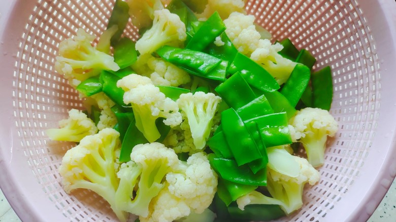 荷兰豆炒花菜,捞出,控干水分